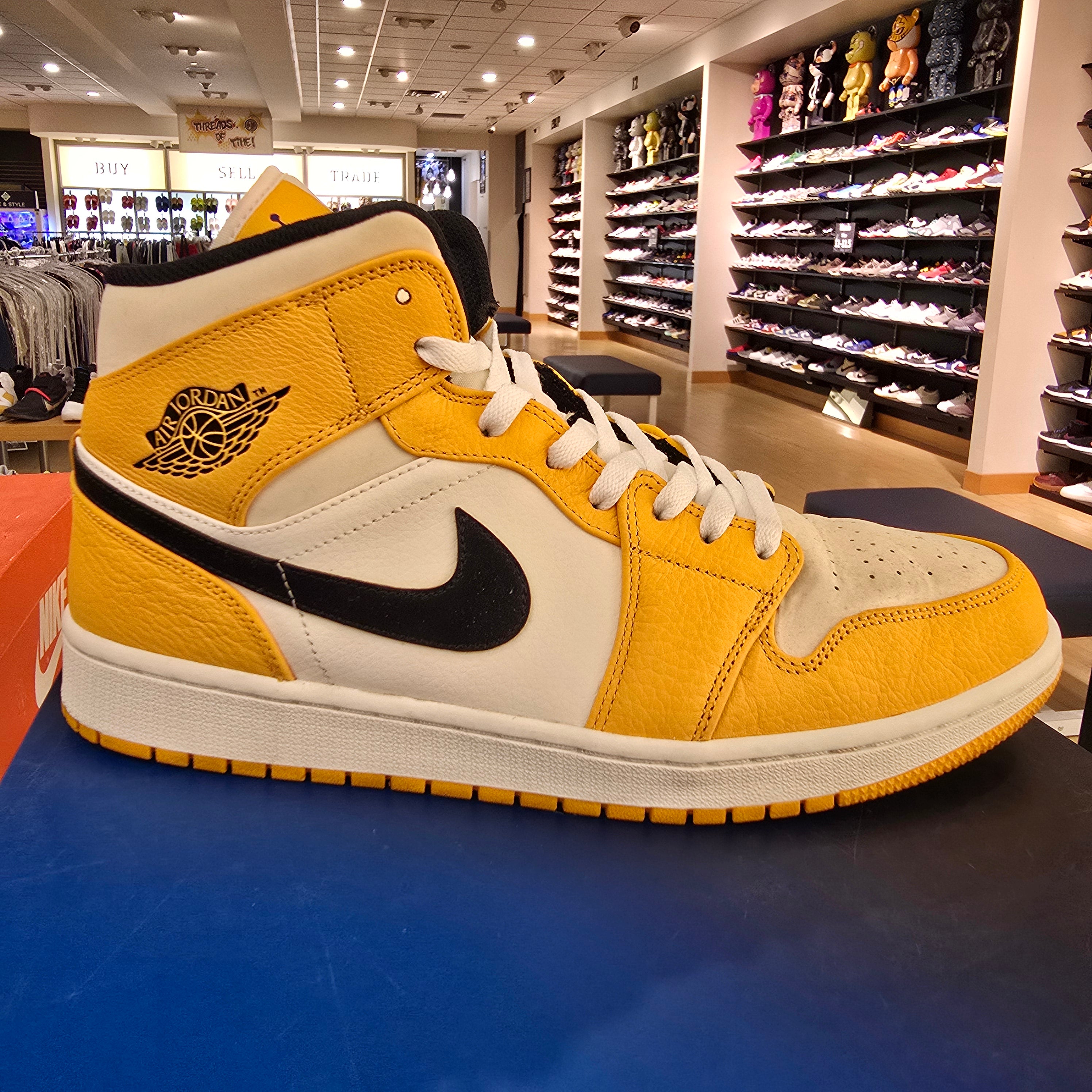 Jordan 1 Mid SE Lakers SZ 12 USED