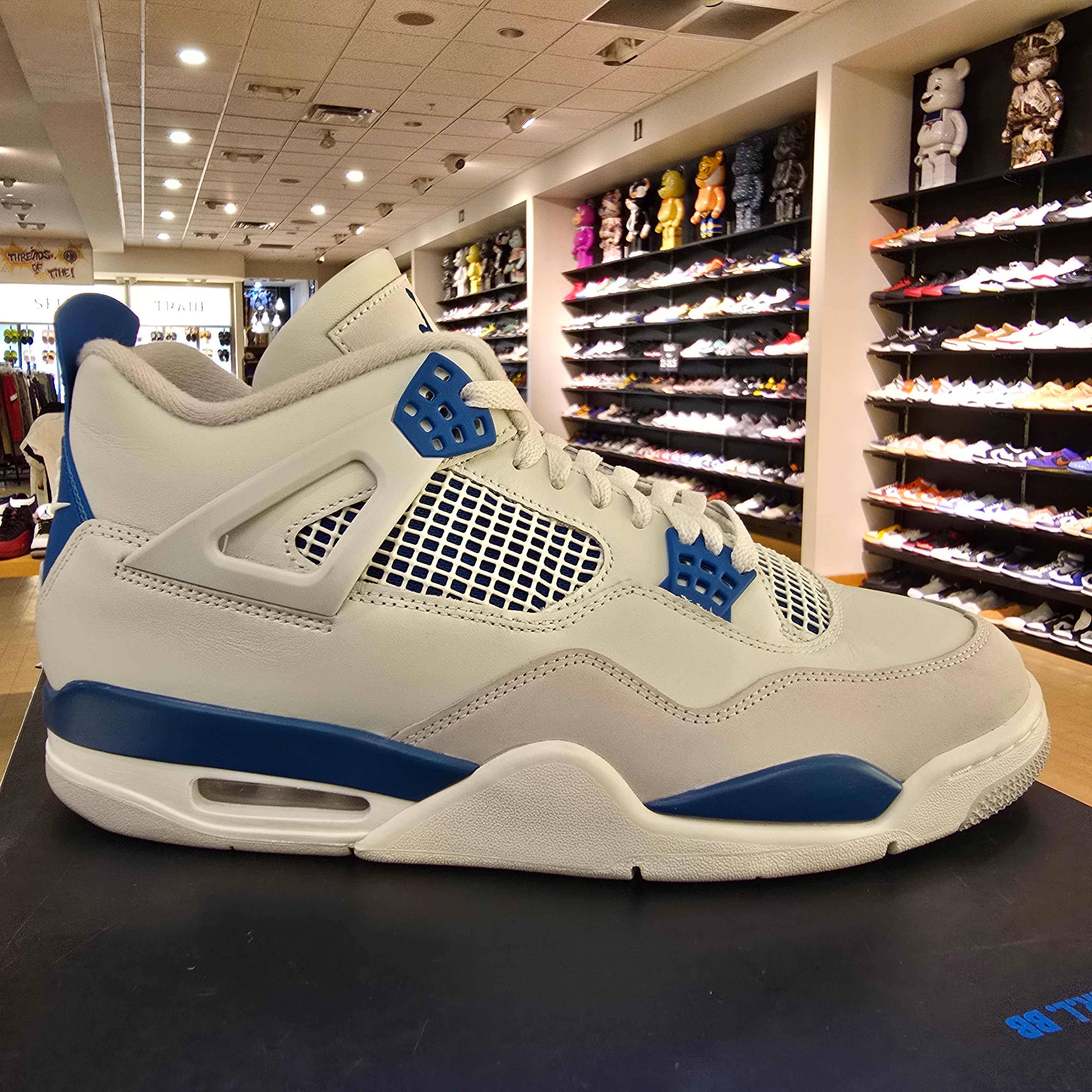 Jordan 4 Retro Military Blue (2024) SZ 11.5 USED