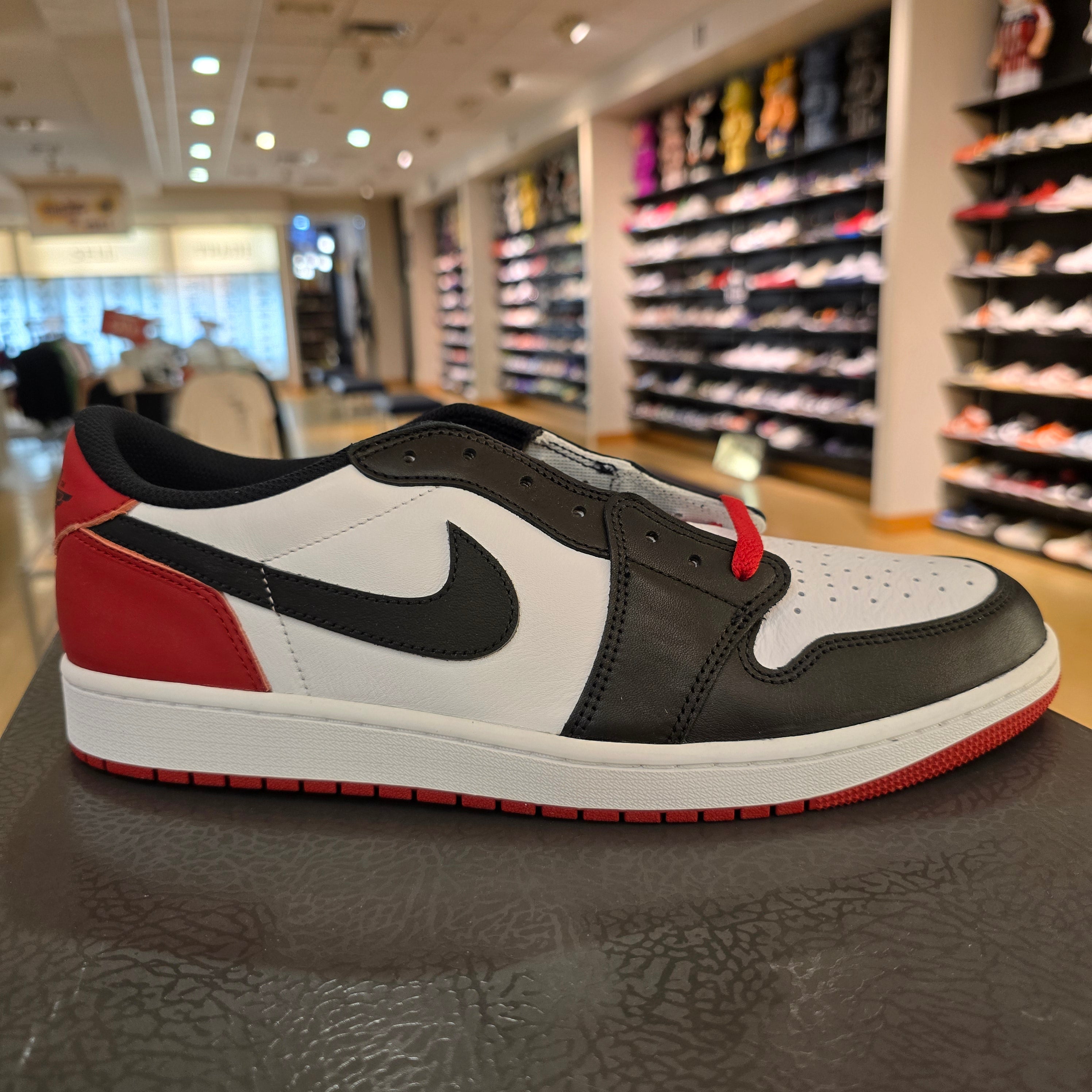 Jordan 1 Retro Low OG Black Toe 2023 SZ 13