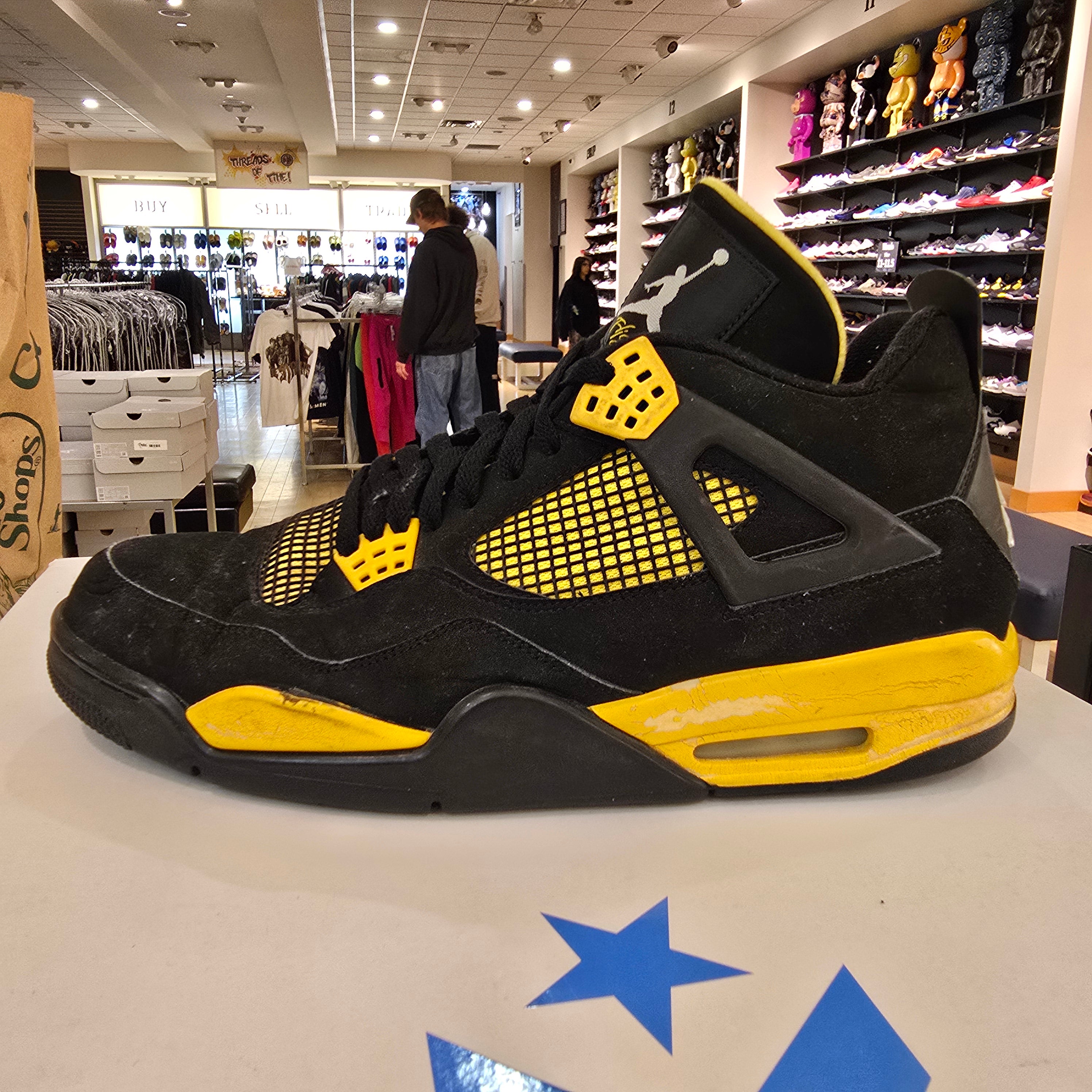 Jordan 4 Retro Thunder (2012) SZ 12 USED NO BOX SEPERATION (NOT SAFE TO WEAR)