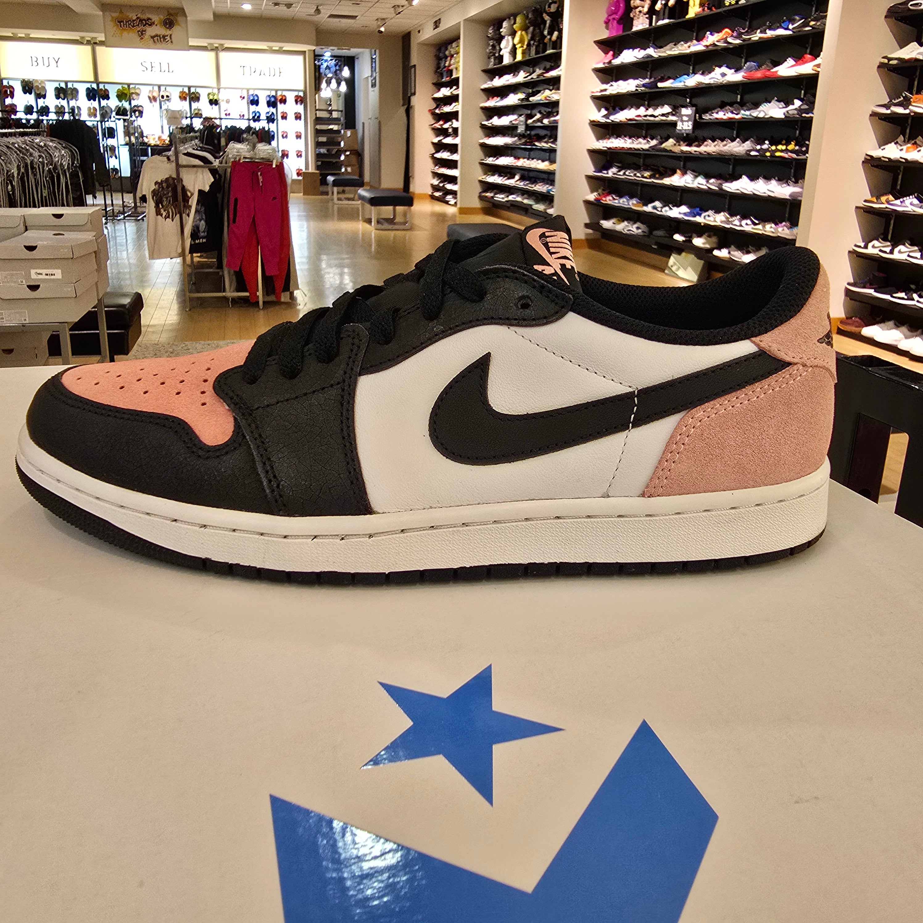 Jordan 1 Low OG Bleached Coral SZ 10.5 USED