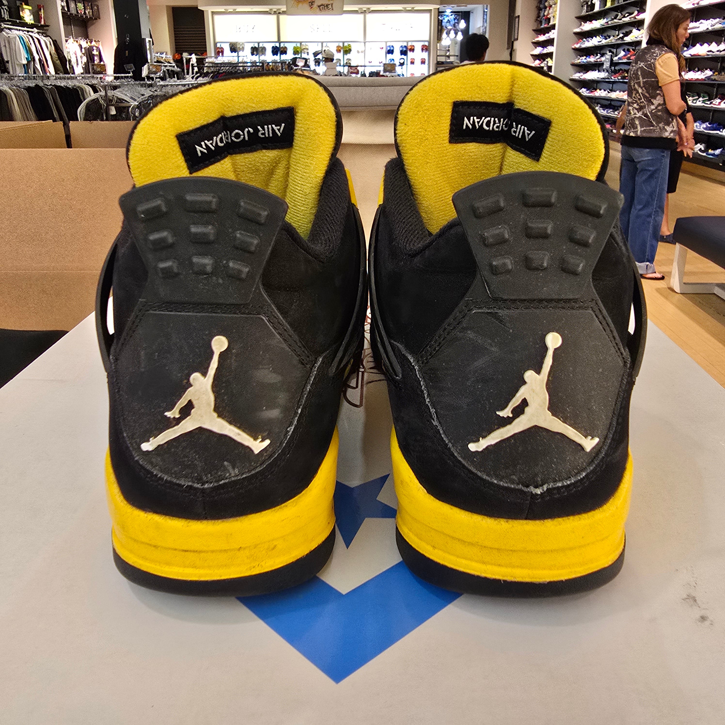 Jordan 4 Retro Thunder (2023) SZ 9 USED NO BOX