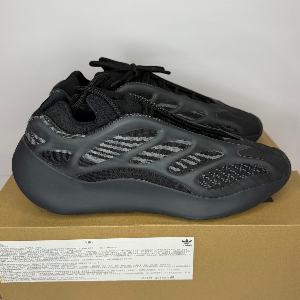 adidas Yeezy 700 V3 Dark Glow (used)