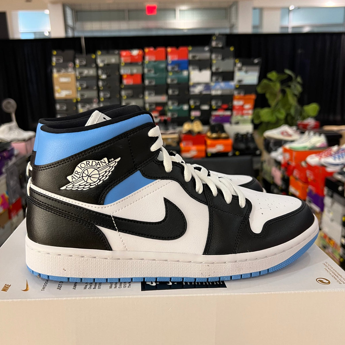 Jordan 1 Mid University Blue (Women's) used missing box lid 