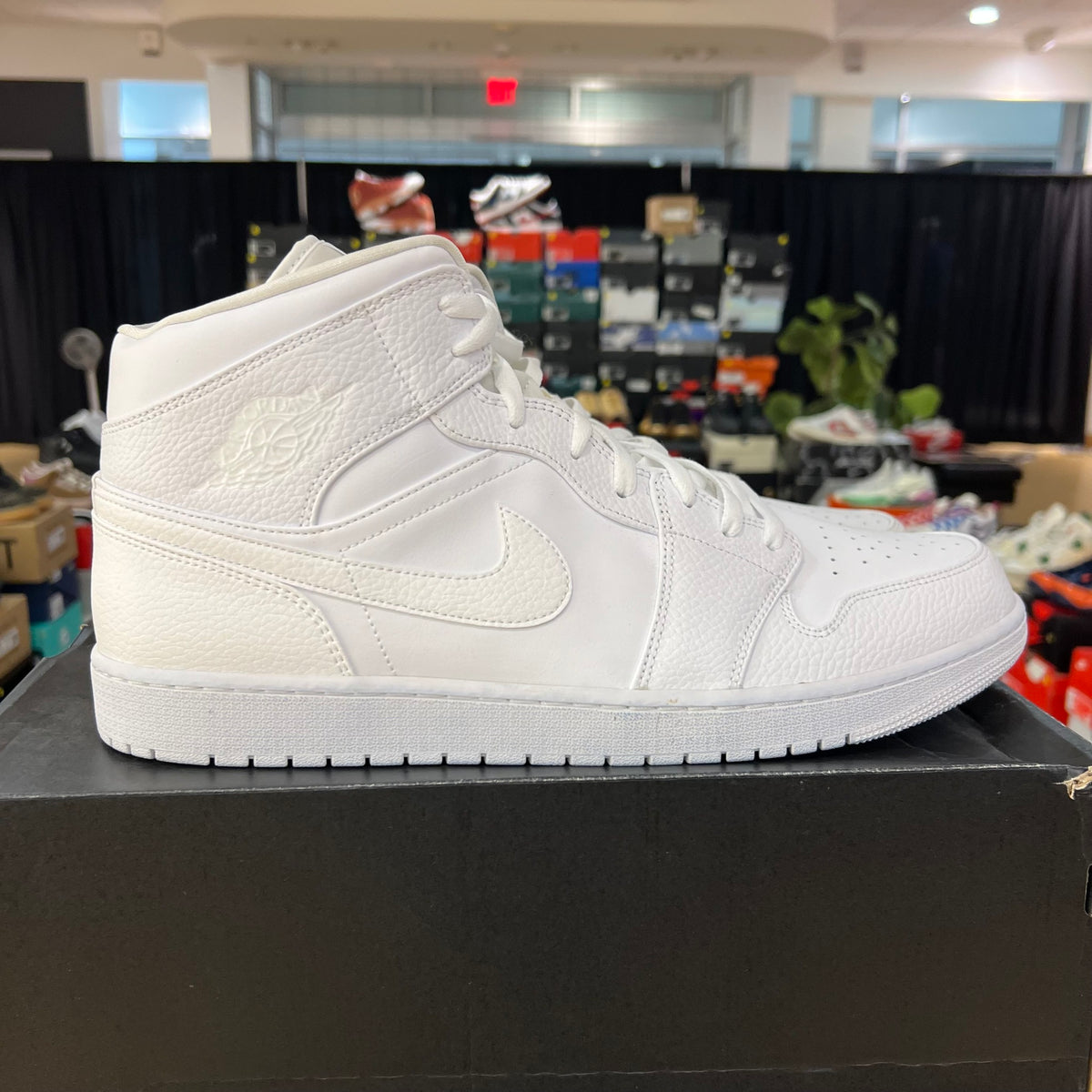 Jordan 1 Mid Triple White 2.0 (2020) used yellowing