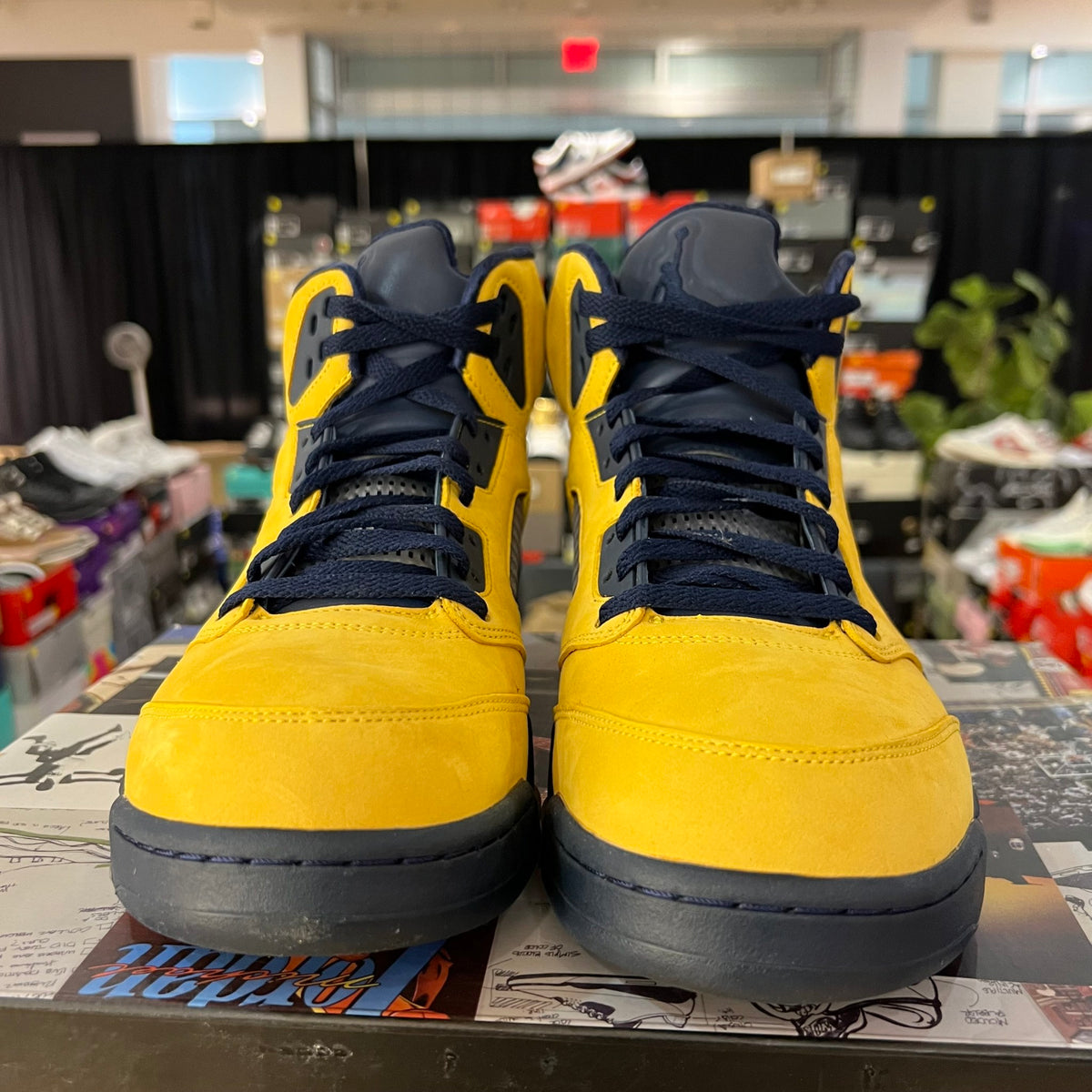 Jordan 5 Retro Michigan (2019) used no lace locks