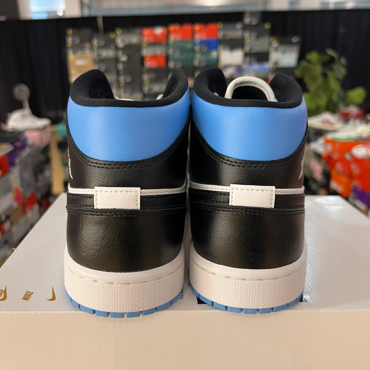 Jordan 1 Mid University Blue (Women's) used missing box lid 