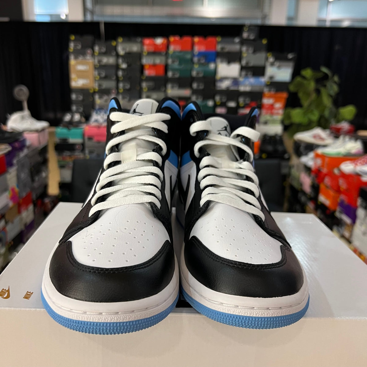 Jordan 1 Mid University Blue (Women's) used missing box lid 